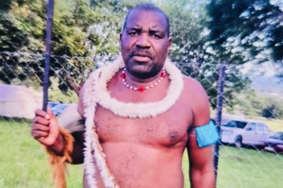 “Wena uyasontsana wasontsa umntfwana wase-Kubongweni”, Mvuma uMphakatsi BatfwanaBenkhosi confront Senator Chief Prince Kekela during leaked private Indlunkhulu meeting.