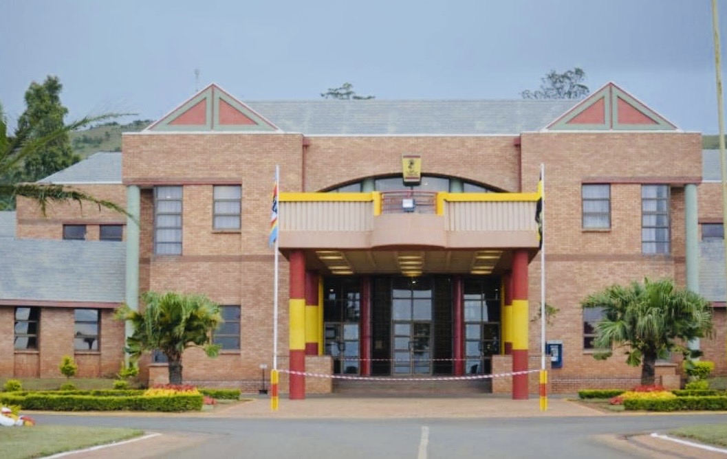 BREAKING NEWS:Army Commander Mashikilisane Fakudze forcefully closes Nokwane Headquarters to conduct “kuchela ritual” amid tension in the Army, more Generals threaten to speak as Spokesperson sidelined.