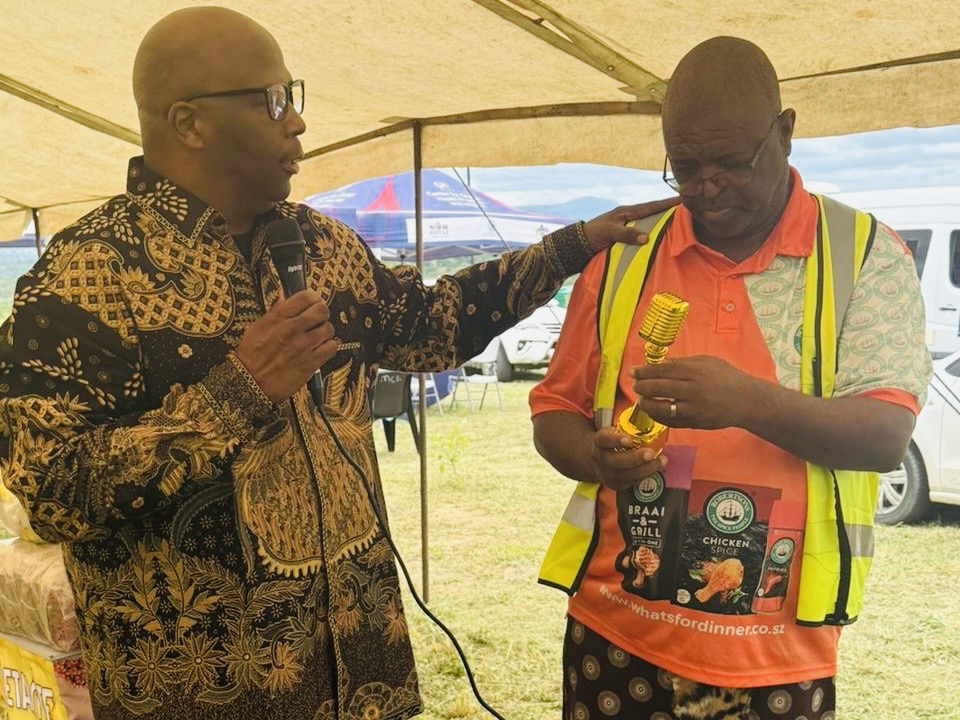 Philani Maswati Chairman Lutfo Dlamini awarded by United States (US) Pastor Carnell Jeremiah Washington for helping needy elderly.