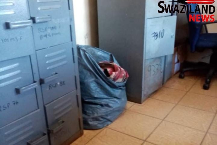 Cops stop assaulting and suffocating suspect Mathokoza Dladla after Gogo rushed to the Hlathikhulu Police Station saying “sale nimyekela sengisitfolile lesikhwama nemali yami lebengicabanga kutsi ilahlekile”.