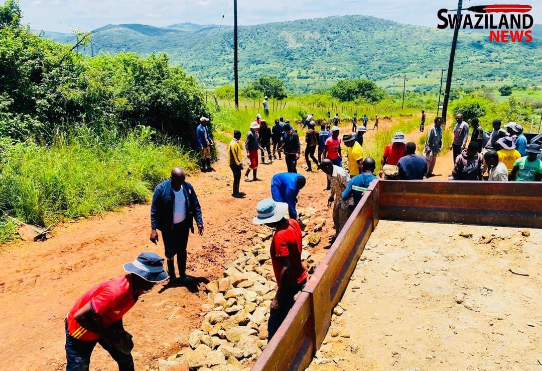 Meleti residents under Ndzingeni Inkhundla fixing road after the disappearance’ of Eswatini Tinkhundla Government, thousands reportedly grounded across the country amid heavy rains.