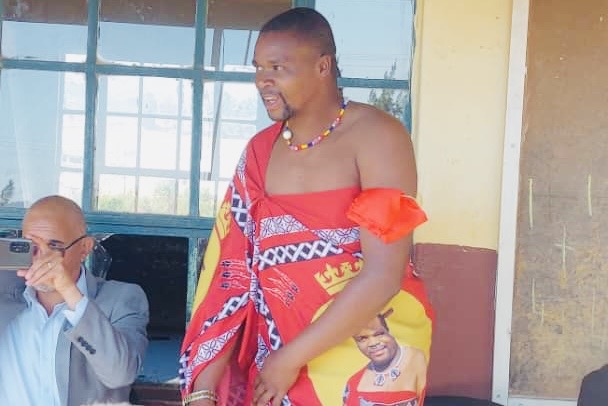 R50,000.00 SHOES DONATION:LaMgabhi eTiyeni Chief Mvemve Hlophe applauds ‘Zwemart’ for remembering OVCs, Indvuna Khabazela Mhlanga says he was sitting next to him in class.