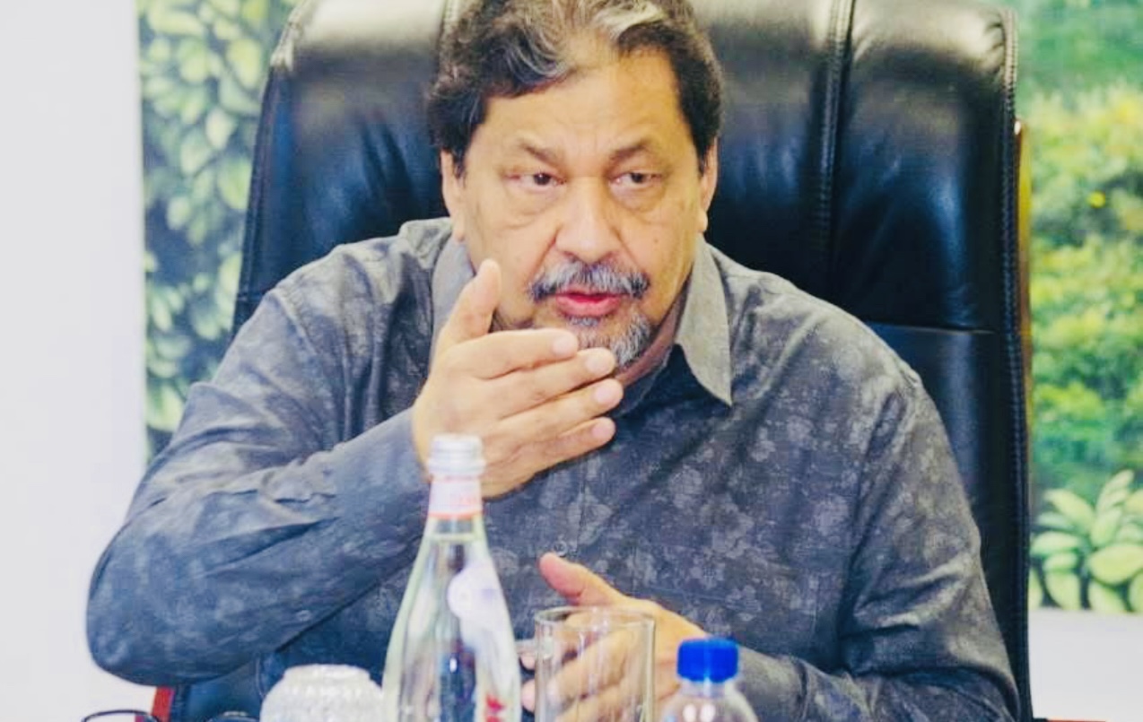 “Don’t leak Swazipharm Kareem Ashraff’s warrant of arrest file to Zwemart,” Chief Justice Bheki Maphalala warns Court Registrars.