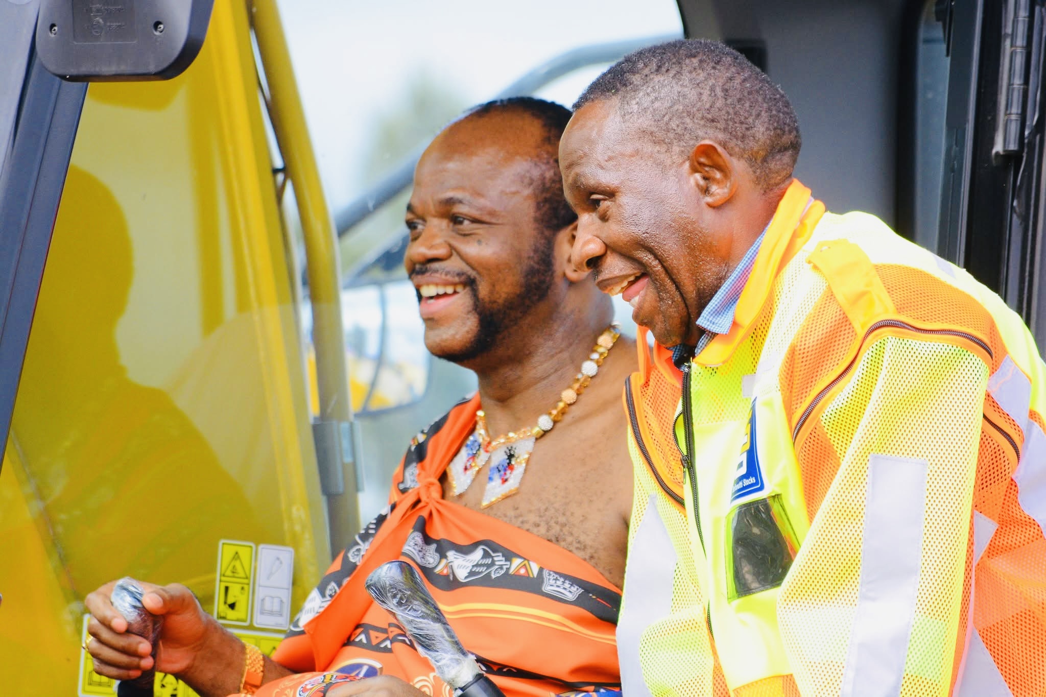  “Lelijaha lakaMamba lingifundzise kahle kushayela lesigulumba”, says King Mswati when launching construction of R400million Lugaganeni-Kukhanyeni-Luve road.