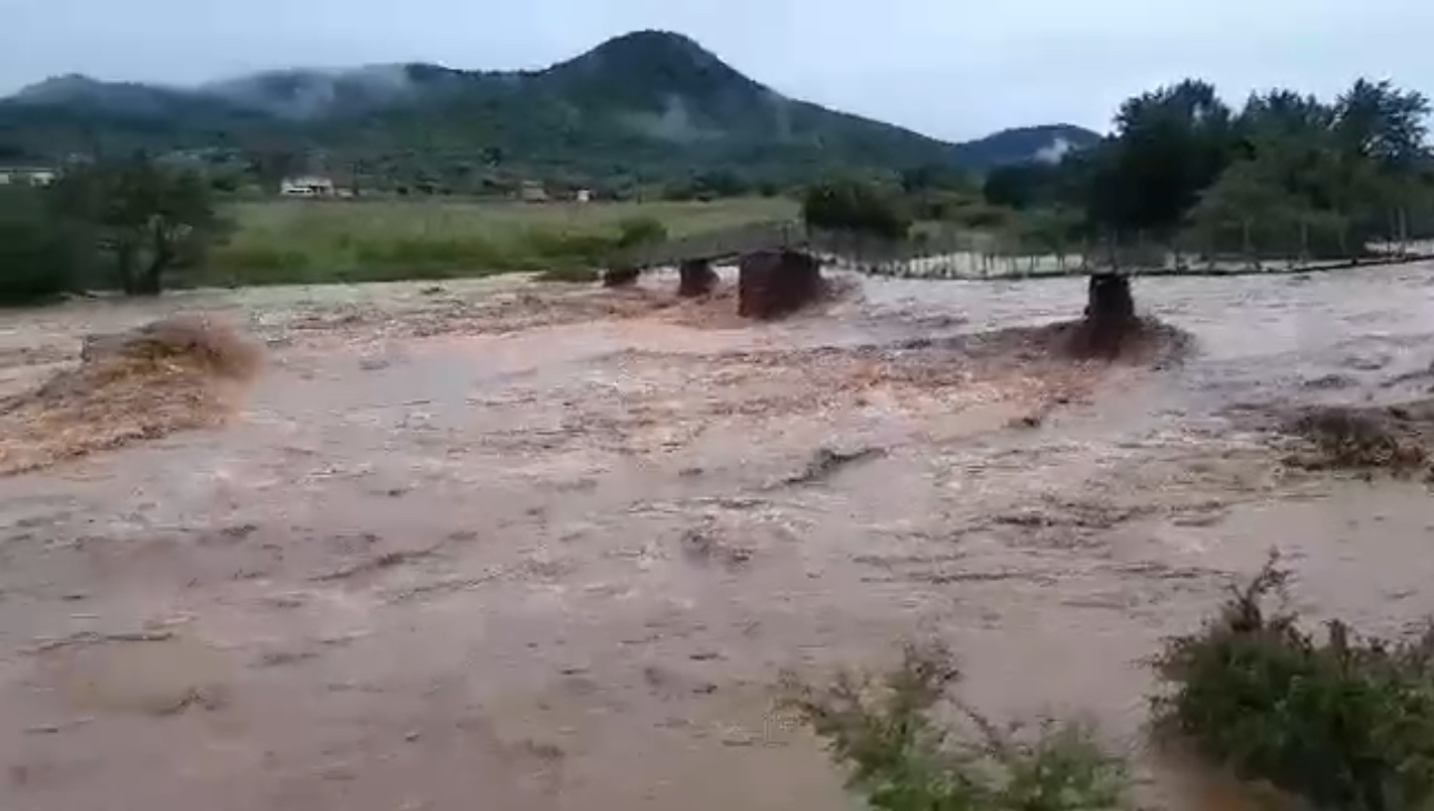 Flooding Mkhondvo river destroys newly constructed Tebetebe Footbridge at Nkwene-Buseleni, “longesheya ngulongesheya”.