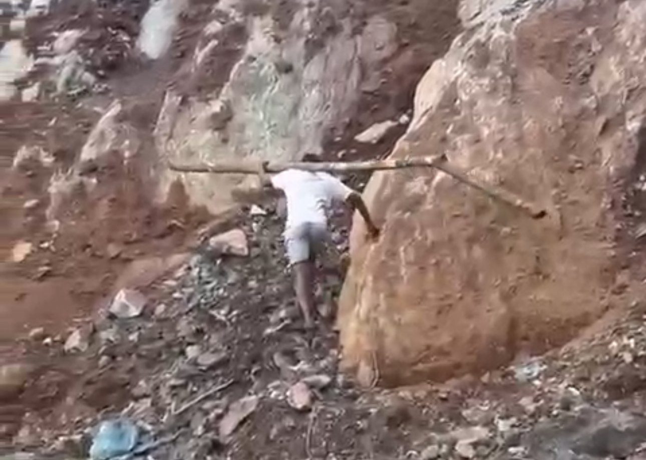 EXPOSED:Michael Lee Enterprises Malolotja Mine Directors forcing emaSwati to work without mining protective clothing, Green Chert mineral smuggled to China.