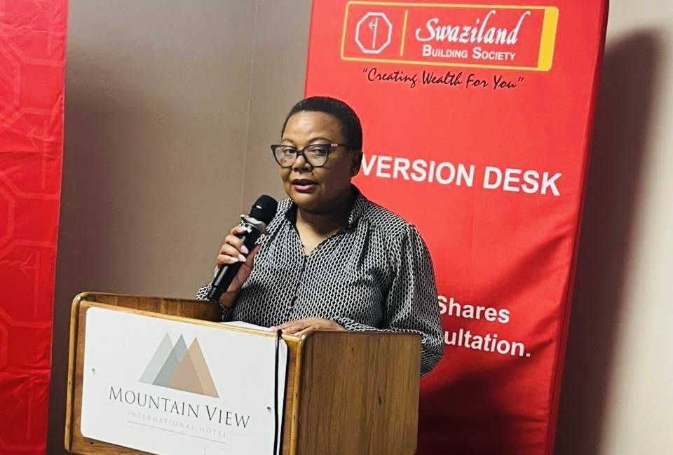 Swaziland Building Society (SBS) pumps-in R25,000.00 for Journalist of the Year Award.