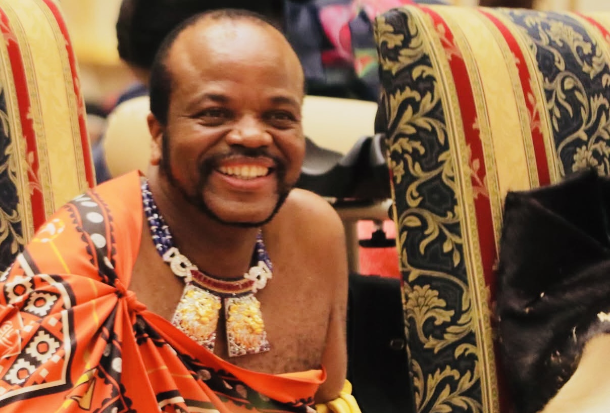 King Mswati allegedly refused to sign affidavit taking editor Zweli Martin Dlamini and Swaziland News to the Mpumalanga Court fearing his name will be dragged into controversy, Attorney General promised to try it out without Monarch’s signature but lost.
