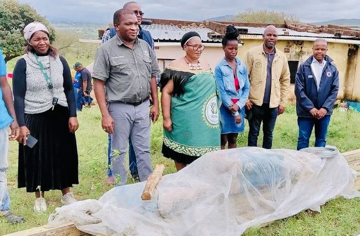 Deputy Prime Minister (DPM) Thulisile Dladla delivers ‘Christmas’ building material to Mhlangatane and Mayiwane residents affected by storm.