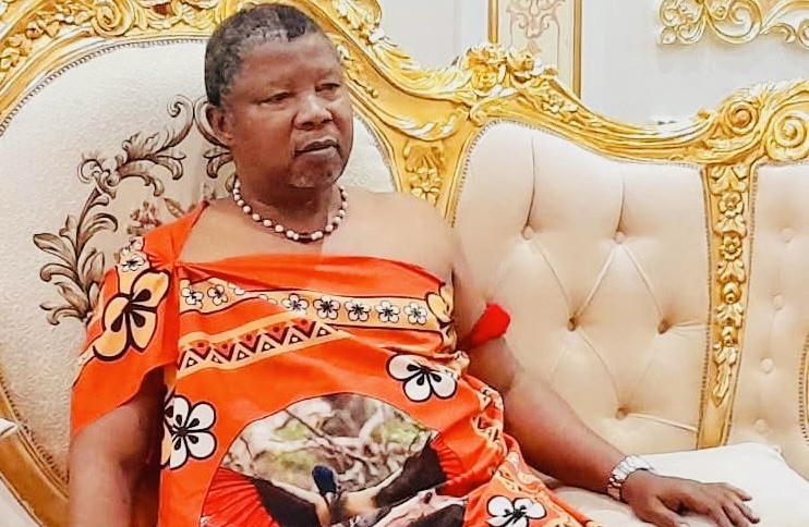 Ludzidzini Council under Indvuna Themba Ginindza forcing hungry members of the public who reported disputes to wait for more than six (6) hours and then say “libandla seliyanicitsa bekunene kukhona lapho lijake khona”.