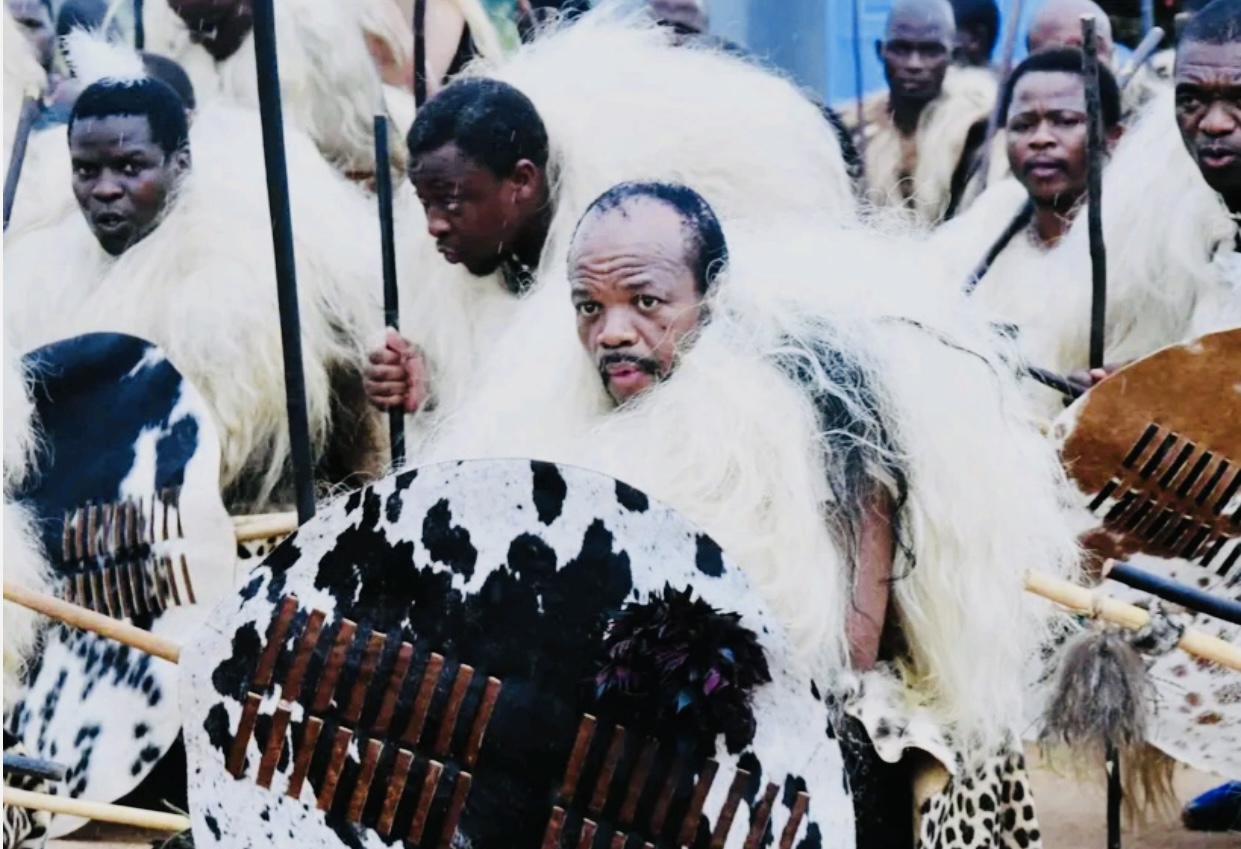 BREAKING NEWS:Spokesperson clarifies as South African based Swati ‘Tingatja’ accuse Border Restoration Committee of stealing their about R50million Incwala allowances approved by King Mswati, threaten to block and burn bus assigned to transport them.