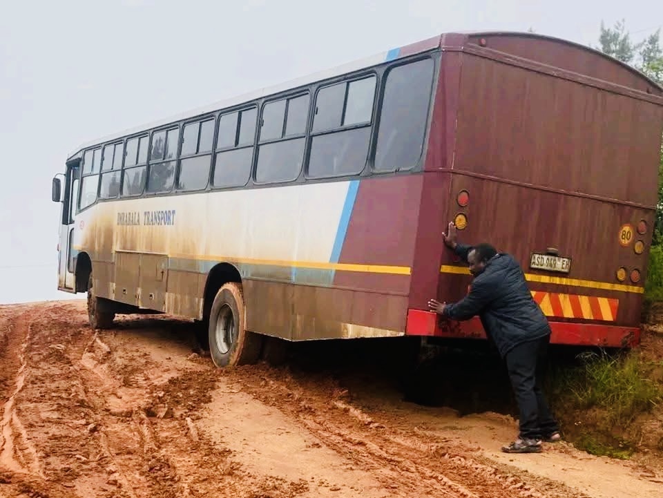 MP Charles Ndlovu pushing bus in a muddy road at Ngudzeni, says tarred road construction project to commence this month.