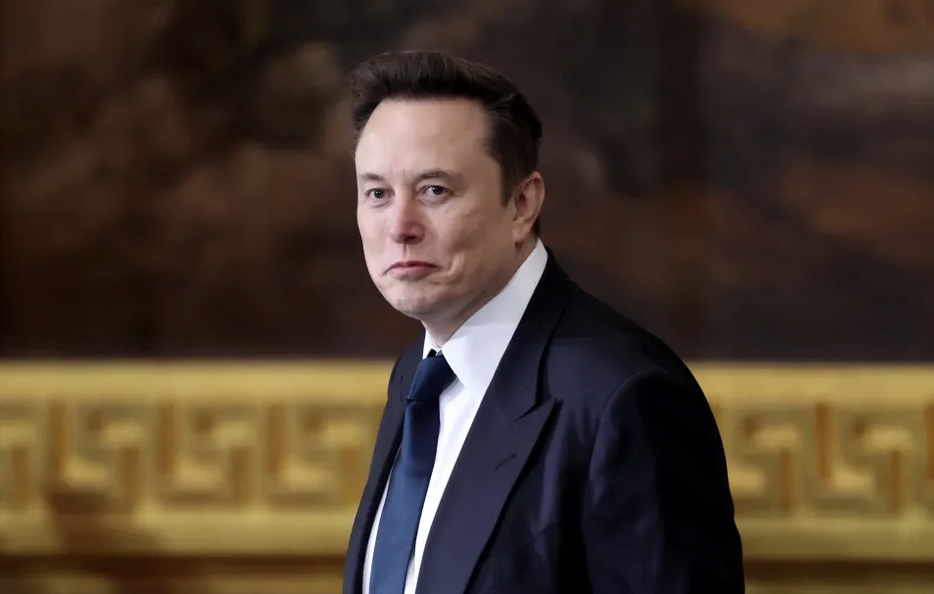  Elon Musk becomes first person in the world worth $800billion.