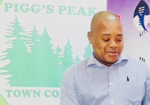 Pigg’s Peak Ratepayers at loggerheads with Urban Development Minister Apollo Maphalala for appointing ex-CEO Mzwandile Ndzinisa who resigned facing fraud and corruption allegations.