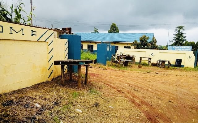Pigg’s Peak Central High School Headteacher Colisile Maphanga tells children to go home as “she wants to take a selfie picture”, Regional Education Office (REO) officials rush to take her to psychiatric hospital.