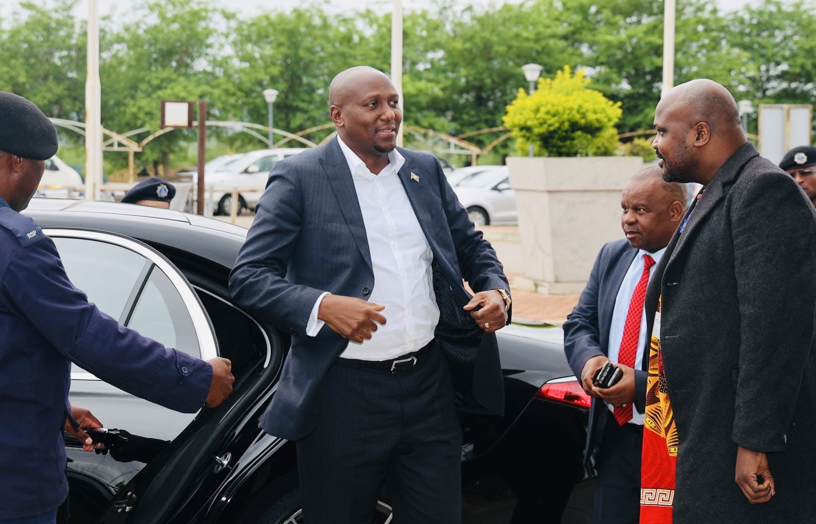 REVEALED: Prime Minister Russell Mmiso Dlamini wants to increase his ‘pocket money’ to R112,000.00 per international trip and will earn over R300,000.00 this month, majority of workers earn peanuts.