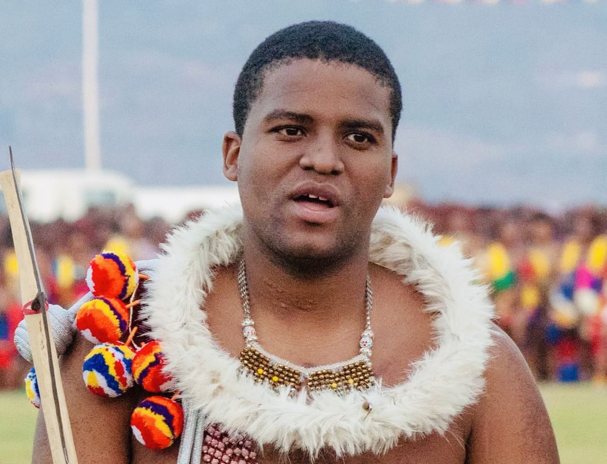 Prince Majaha allegedly received over R200,000.00 as “tetfulo” from Chinese nationals multibillion illegal gambling and extortion mastermind Reverend Senzo Hlatjwako for protection, ignoring Hlatjwako’s calls as police intensifies investigations.