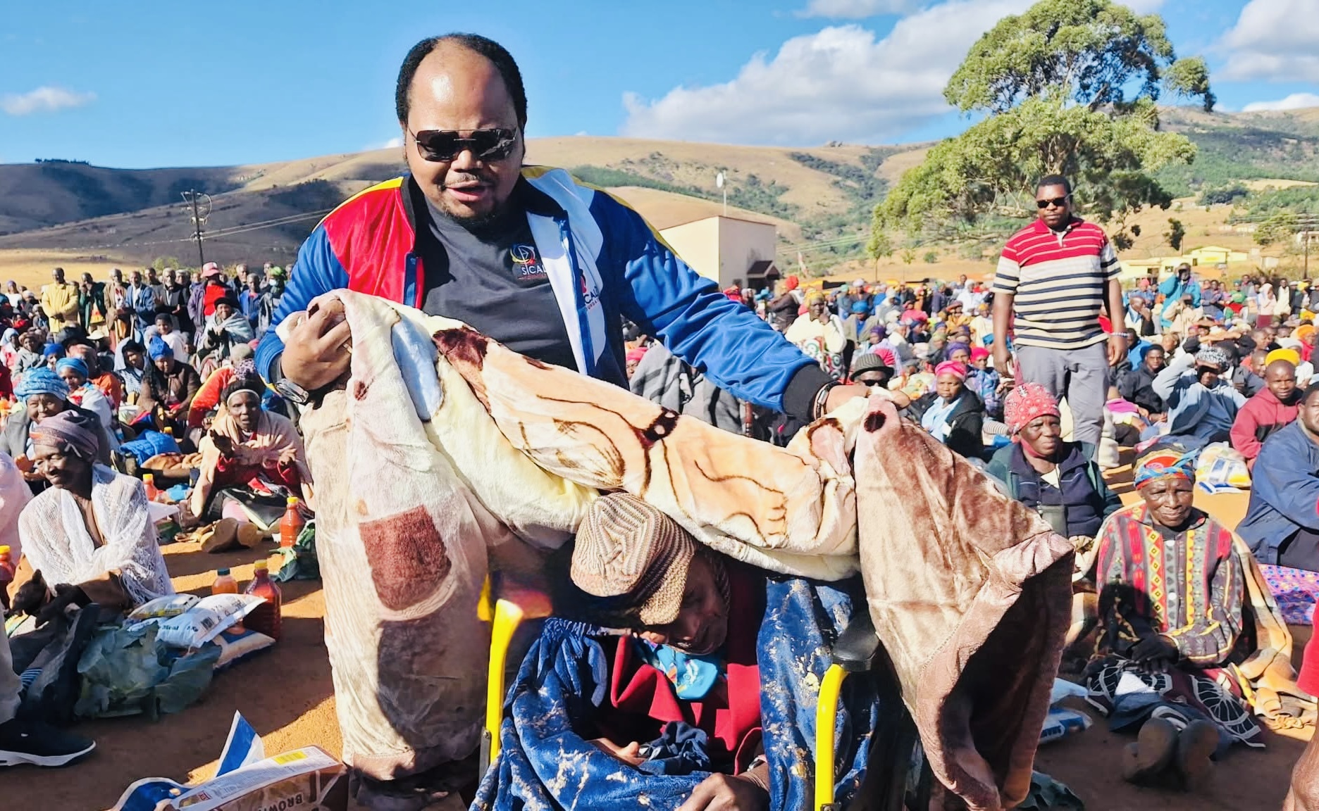 INKHOSI lKUBUSISE ZINYANE LENGWENYAMA:Over 2000 Maphalaleni elderly and vulnerable people applaud Defense Principal Secretary Prince Sicalo after receiving blankets and food from Prince Sicalo Foundation.
