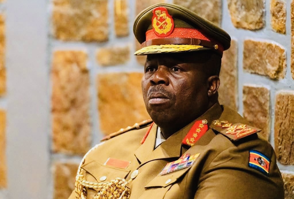 BREAKING NEWS:Troubled Army Commander Moses Mashikilisane Fakudze runs to Mozambique to consult traditional healers.