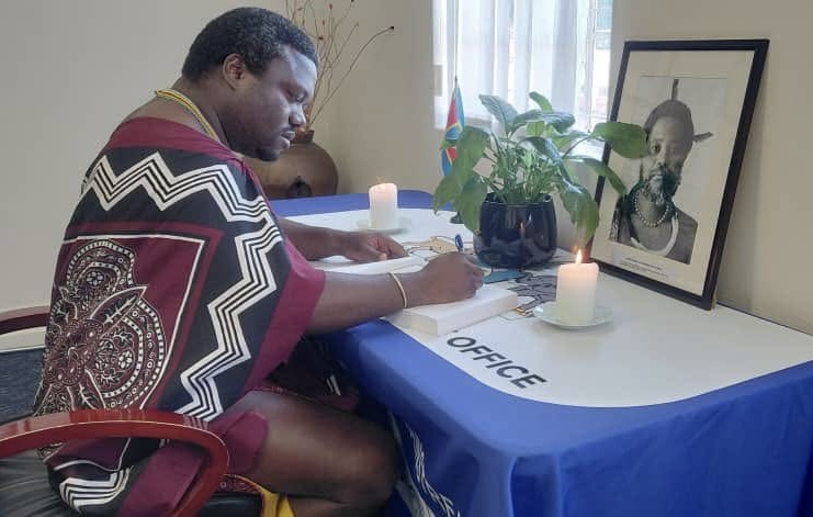 Cabinet Ministers sign Condolences Book, pay tribute to the late former Prime Minister Prince Mabandla.