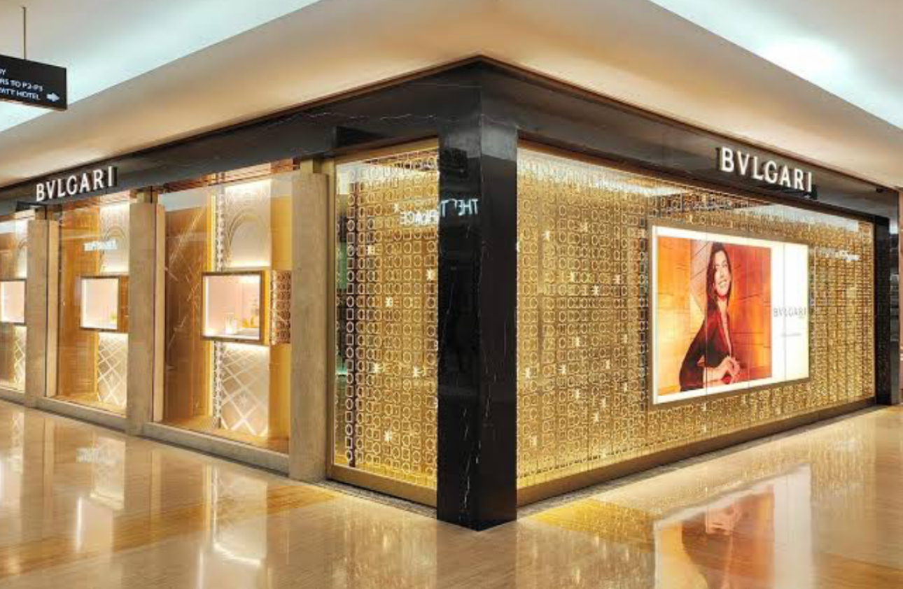 R80MILLION EXTRAVAGANT ROYAL SPENDING:King Mswati’s wife card declines R1.1million transaction at Bvlgari Indonesia Shop, customers shocked as Standard Bank bankers run saying “seku-decline li-card le-Nkhosikati we must increase the limit”.