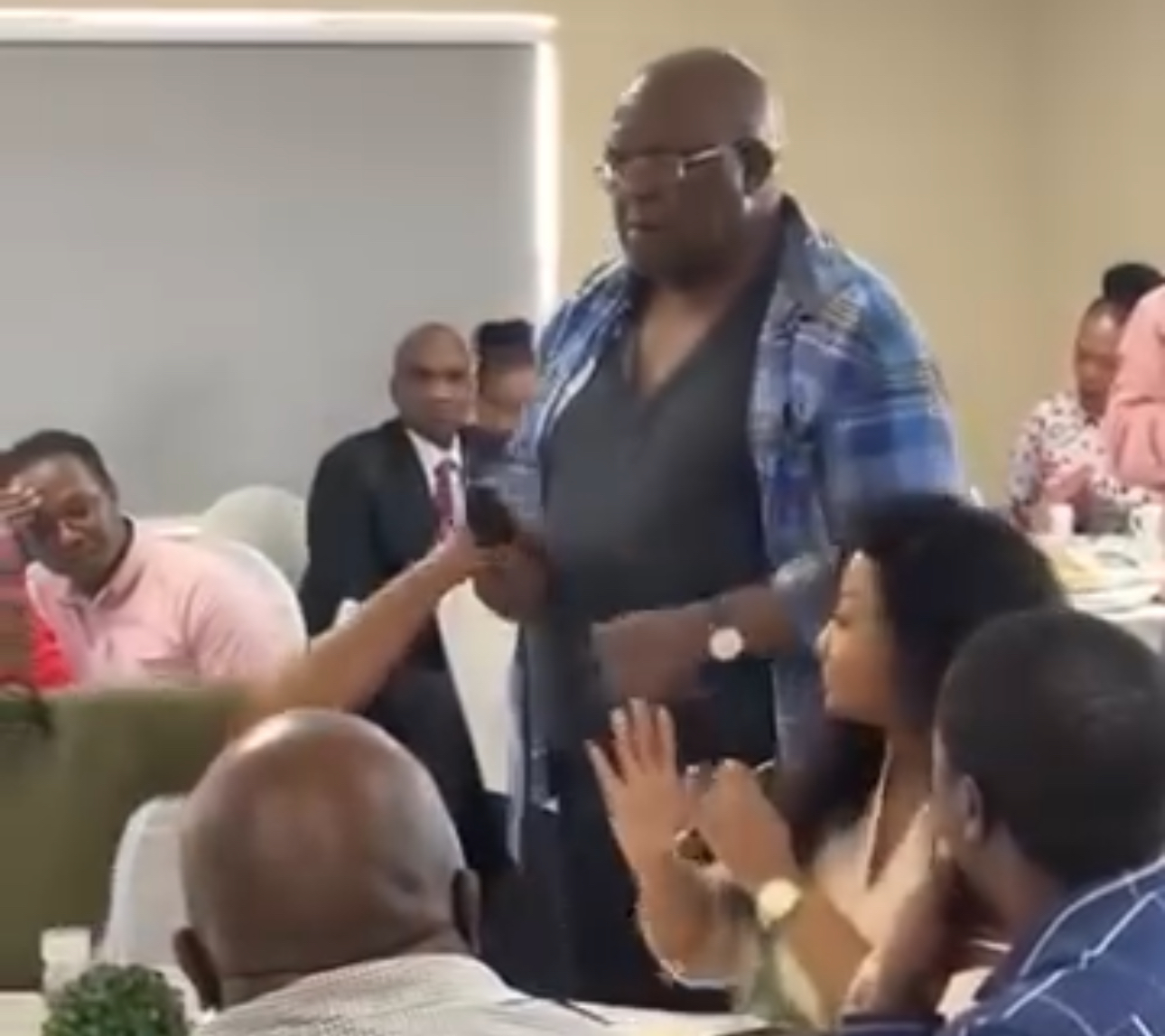 Prime Minister orders Swazi Observer’s Mbongeni Mbingo and other captured journalists to grabbed microphone from Bheki Makhubu as powerful veteran editor questions him “who the hell do you think you are?”.