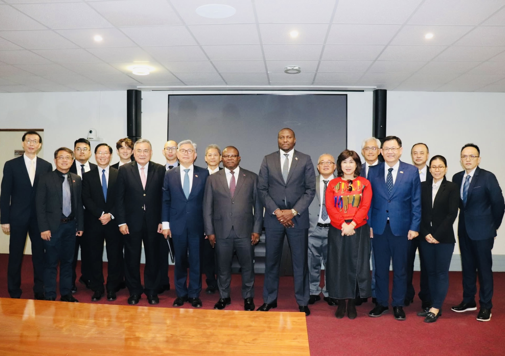 Prime Minister Russell Dlamini, Commerce Minister welcome Taiwan investors, PM urge them to take advantage of current warm diplomatic relations between eSwatini and the United States(US).