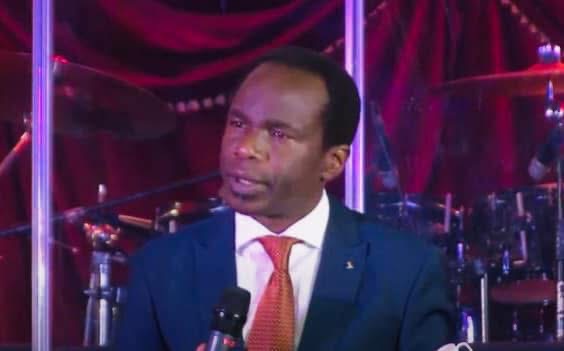 King’s Interpreter rushed to hide at Palace after being caught having sex with married woman, Mswati laughed at him saying “ningababona kwedzelela bo-Sihle babaleka batobhaca lana sebadle bafati bebantfu”.