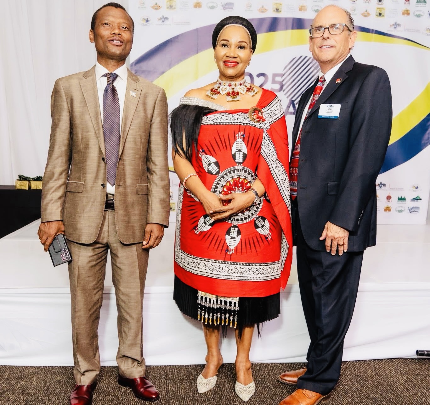 Urban Development Minister Apollo Maphalala welcomes International City/County Management Association(ICMA) delegation to Eswatini.