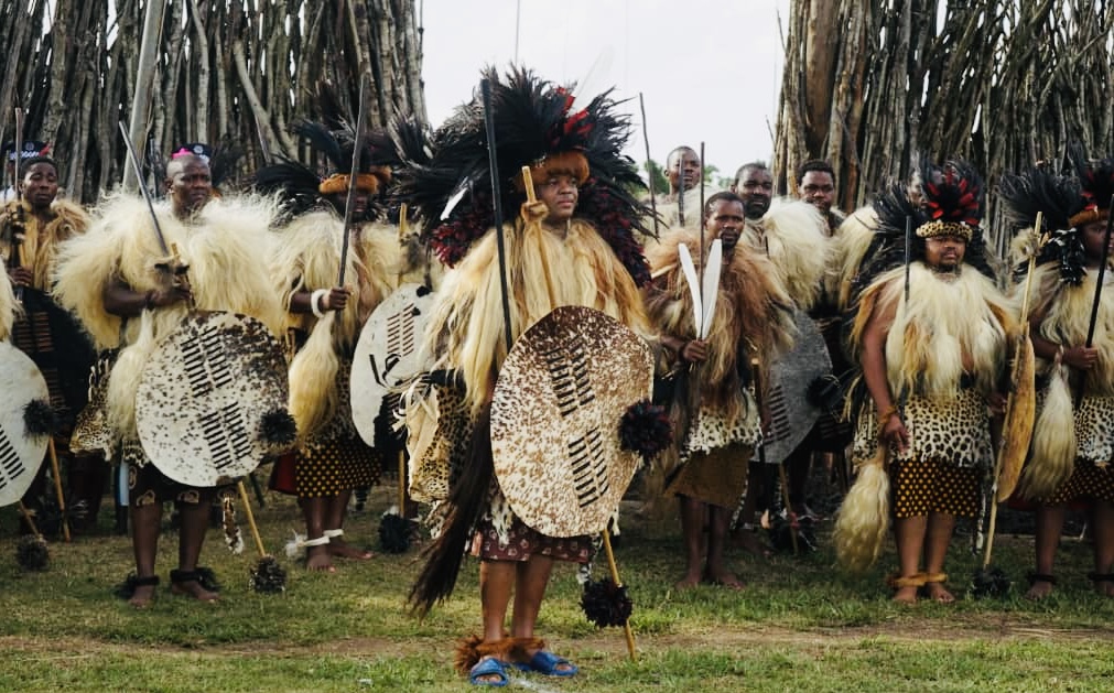Ludzidzini Tindvuna allegedly summon straying Interpreter Sihle Dlamini for private meeting, warn him against interfering with King’s Spokesperson Percy Simelane’s duties.