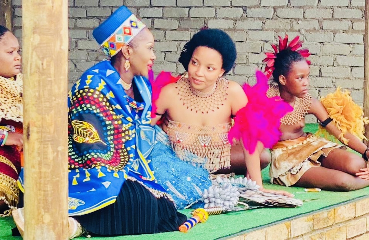 Eswatini Bank Managing Director and King MisuZulu’s senior wife Queen Nozizwe Mulela applauded by Zulus for welcoming Liphovela Princess Sihle Mdluli, unifying royal family.