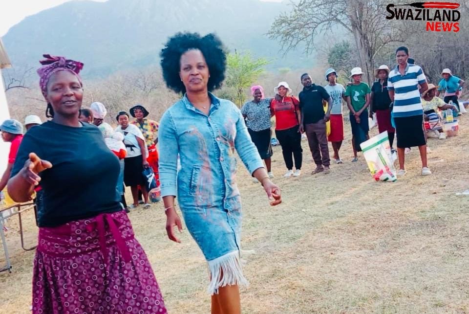 MP LaZwide campaigning against arrested Bucopho Mphakatsi Mbhamali’s wife, residents question why she supports a relative or friend to Mduduzi Magawugawu Simelane’s family.