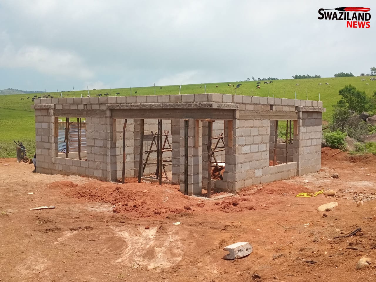 Nkhaba uMphakatsi stops construction of homes amid alleged illegal allocation of land, Indvuna urges affected Mayibongwe Dlamini and others to approach new Inner Council for solutions.