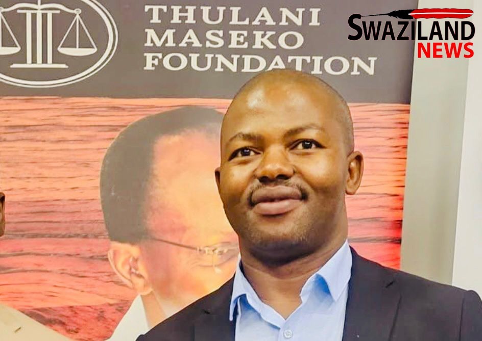 Editor Zweli Martin Dlamini applauds police officers who took his pictures at Oshoek Border on Friday and prioritized peace.