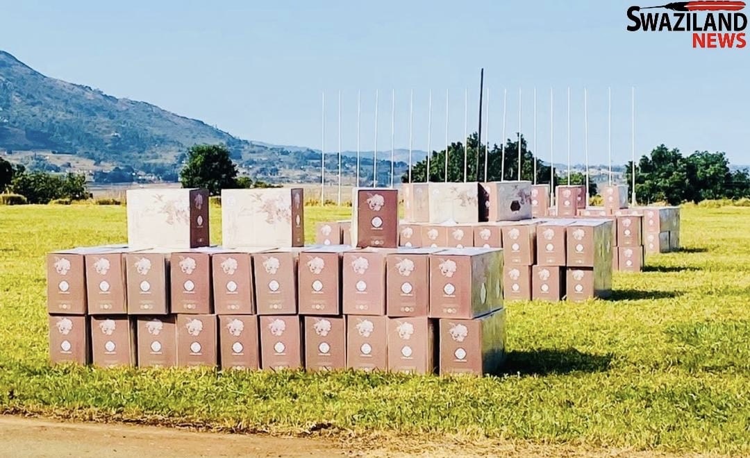 King Mswati’s wife Inkhosikati LaNkambule donates blankets to be distributed to vulnerable people across the country this winter season.