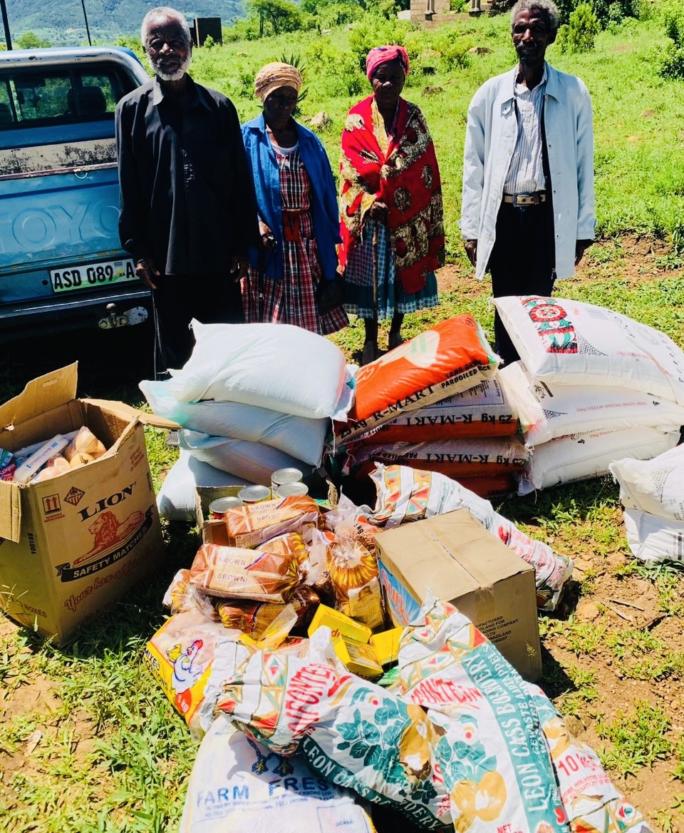 Nkwene elderly citizens affected by floods received food parcels worth R10,000.00 from Swaziland News editor Zweli Martin Dlamini.