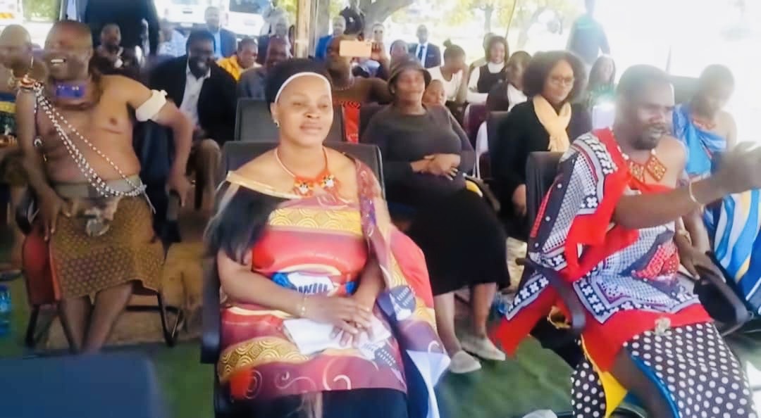 KaMkhweli Chief Mshengu sits on same ‘table’ with LaZwide after passing of R5.2billion Strategic Oil Reserve Project, Siphofaneni MP previously harassed by the police deployed by Prince and stopped from hosting event.