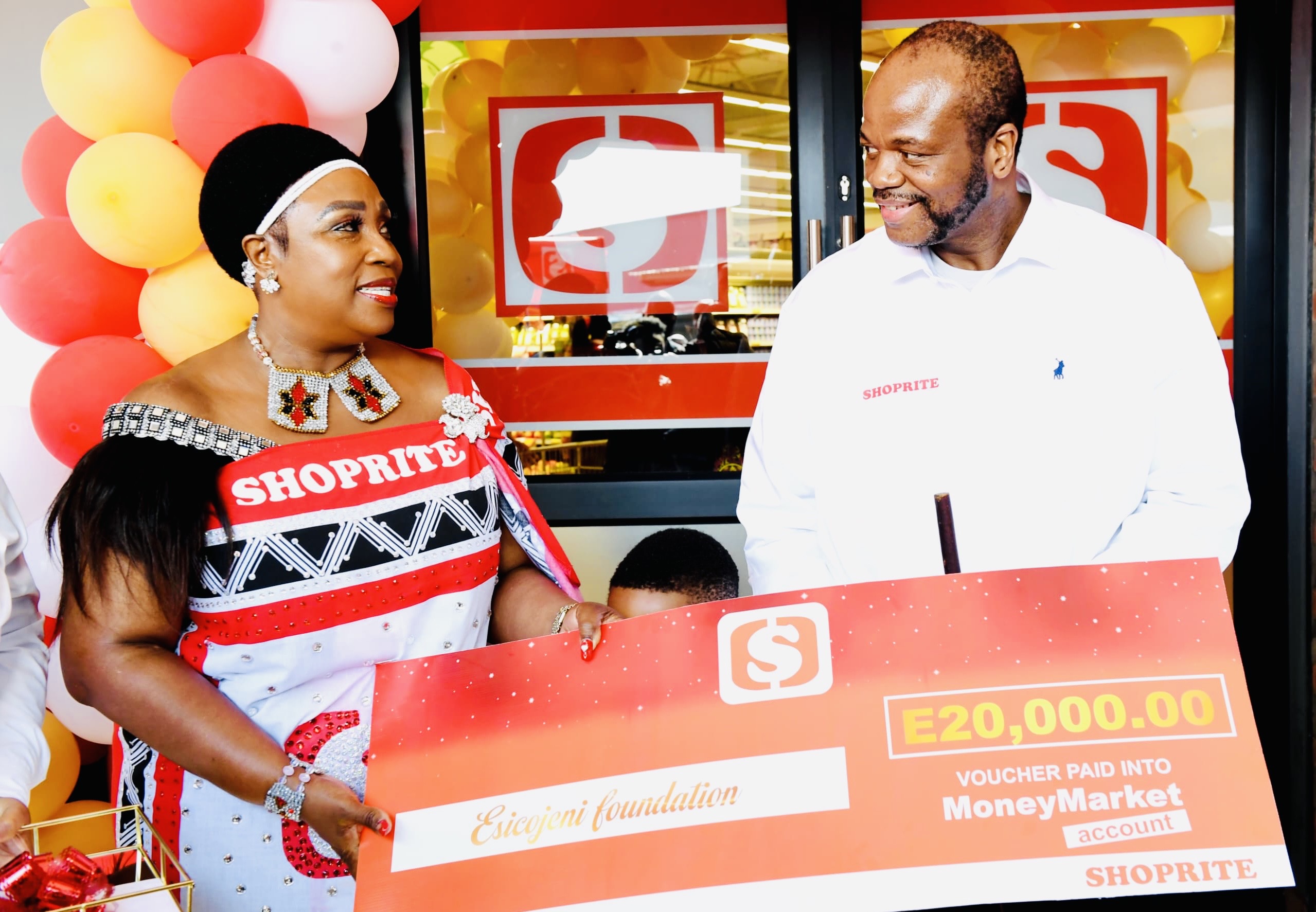 King Mswati officially opens Shoprite Hlathikhulu as he applauds job creation, Director and shareholder Sylvia Mthethwa presents him with R20,000.00 free shopping voucher and other gifts.