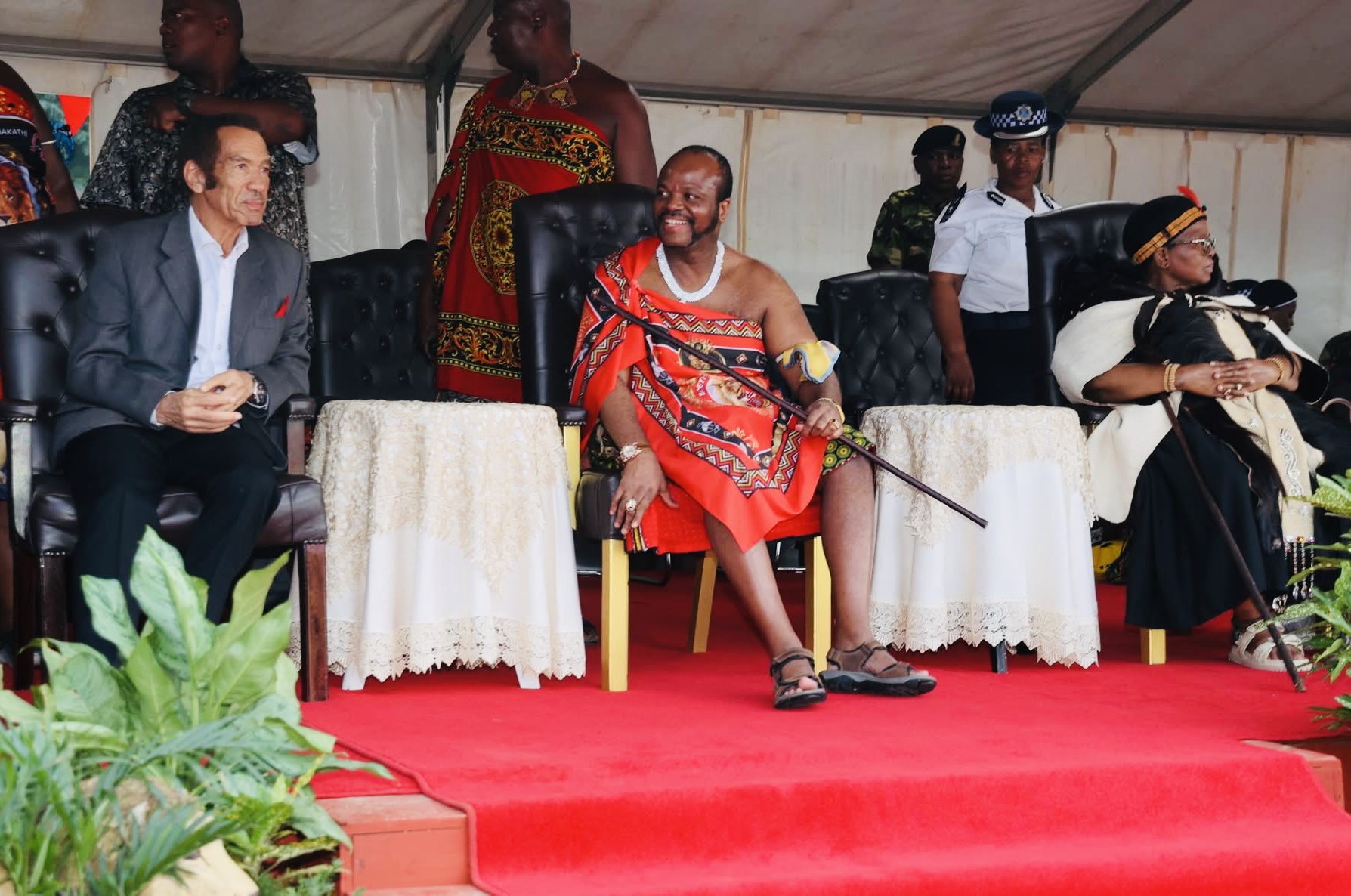 King Mswati welcomes former Botswana President Ian Khama for Buhleni Buganu Ceremony,thousands of Lutsango women graced event.