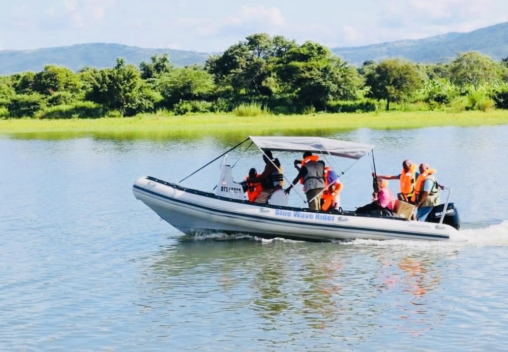 King Mswati visits Driekoppies Dam, drives local tourists with a boat as he encourages youth to utilize opportunities.