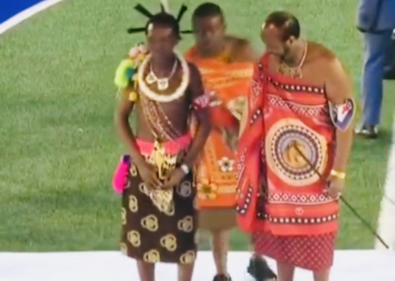 “Don’t touch my King”, Protocol Officer pushes away King’s Praise Singer Ingwenyama Cup Winner Siphephelo Maseko as he accepts trophy from His Majesty.