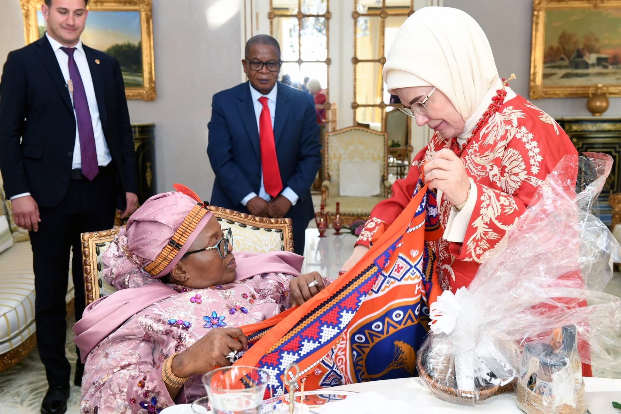 Queen Ntombi Tfwala presents meets, presents Swazi Secrets products to Turkey First Lady Emine Erdoğan.